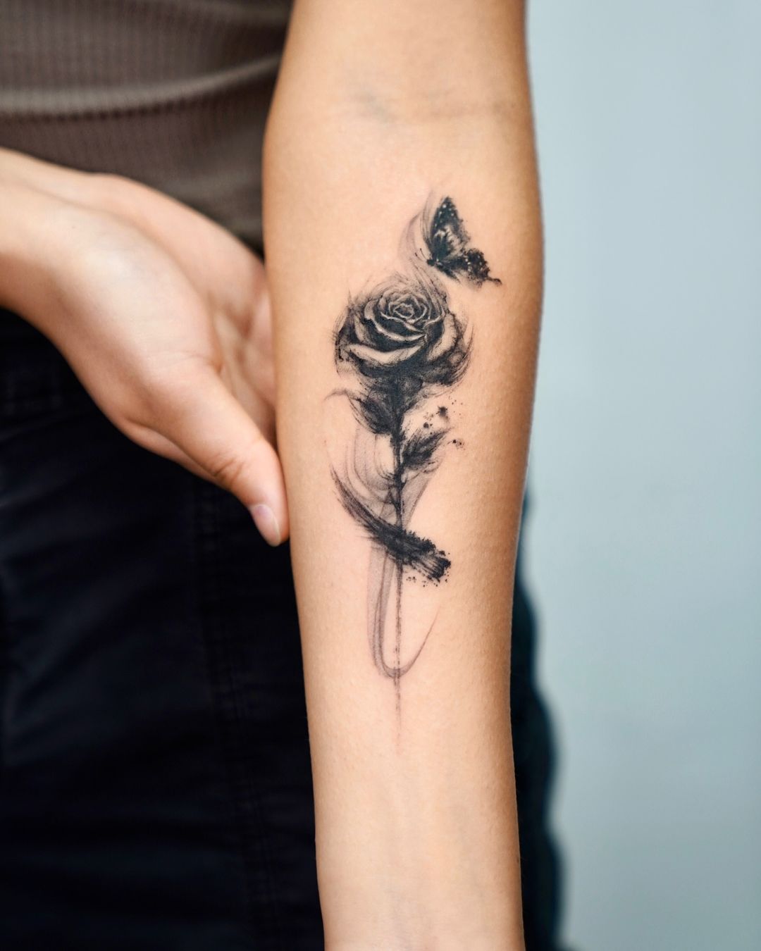 tatuaggio rosa e farfalla