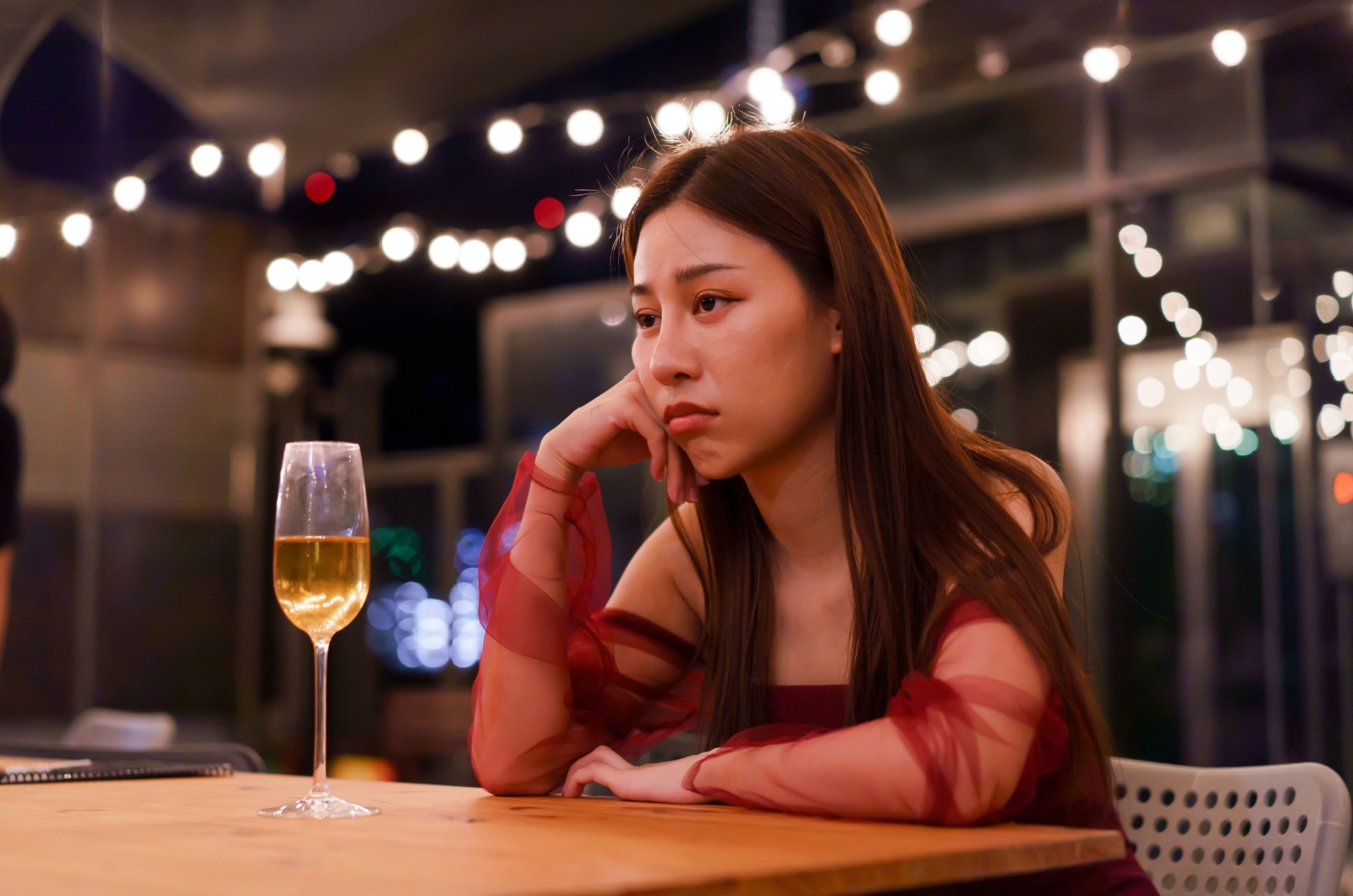 mulher triste sozinha no bar