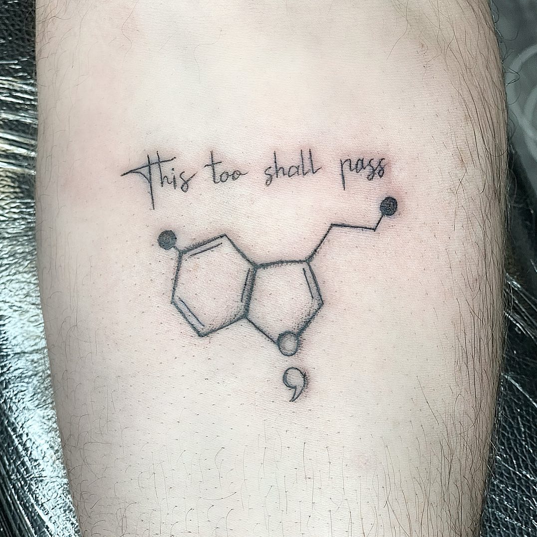 fórmula serotonina con script tattoo