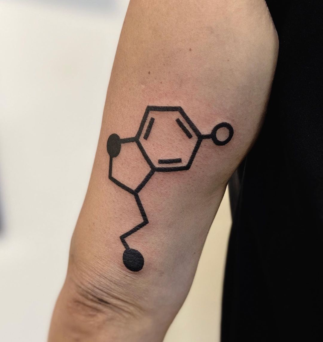 tatuaggio con simbolo della serotonina