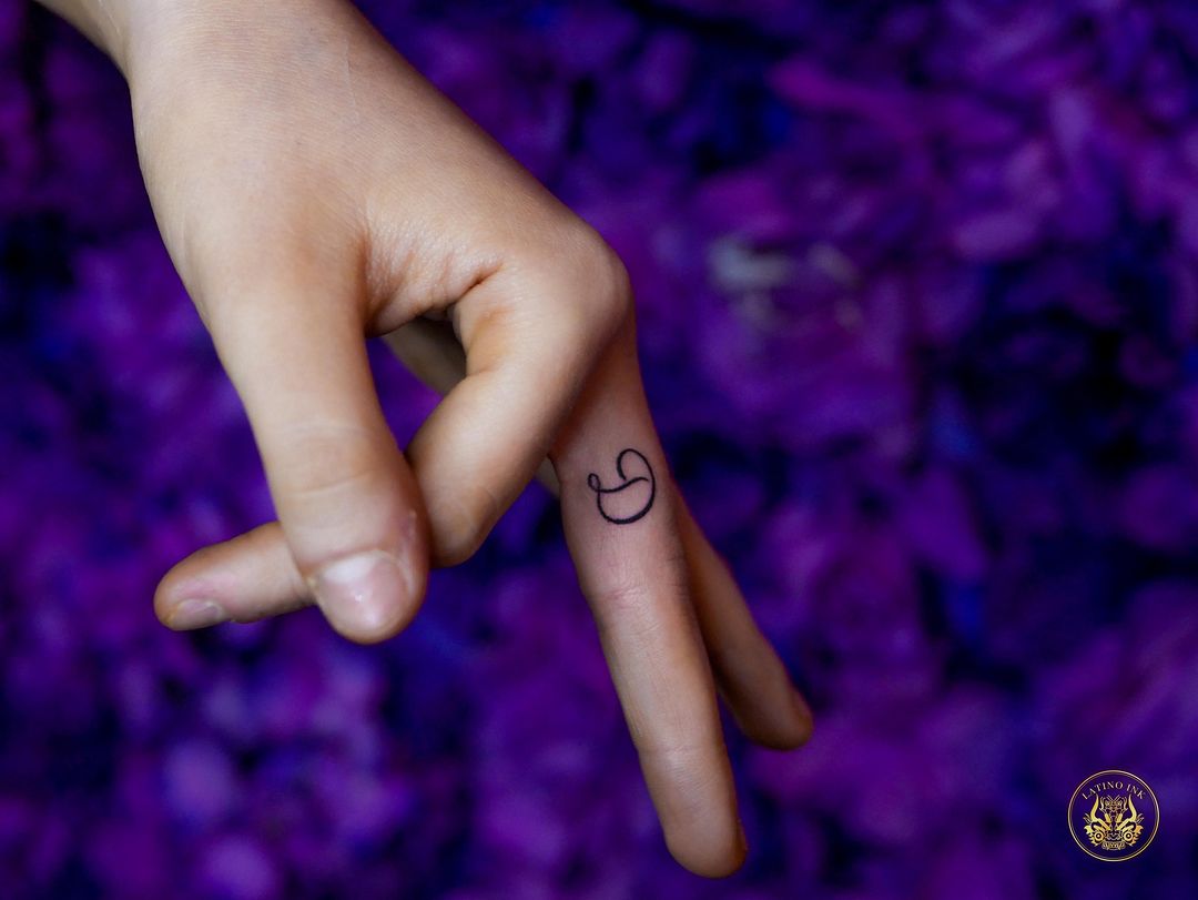 tatuaggio a dito con lettera semplice