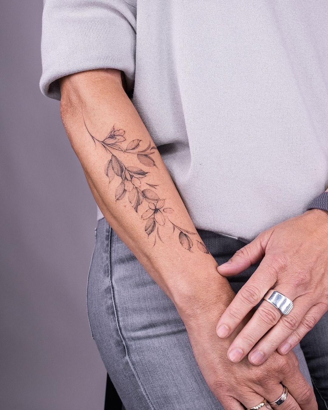 tatuaje de flores pequeñas en el antebrazo