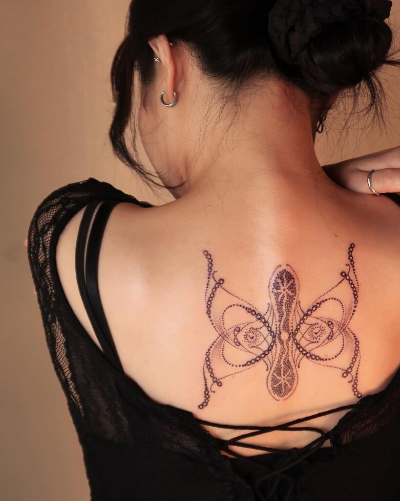 tatuaggio spirituale astratto sulla schiena a forma di farfalla