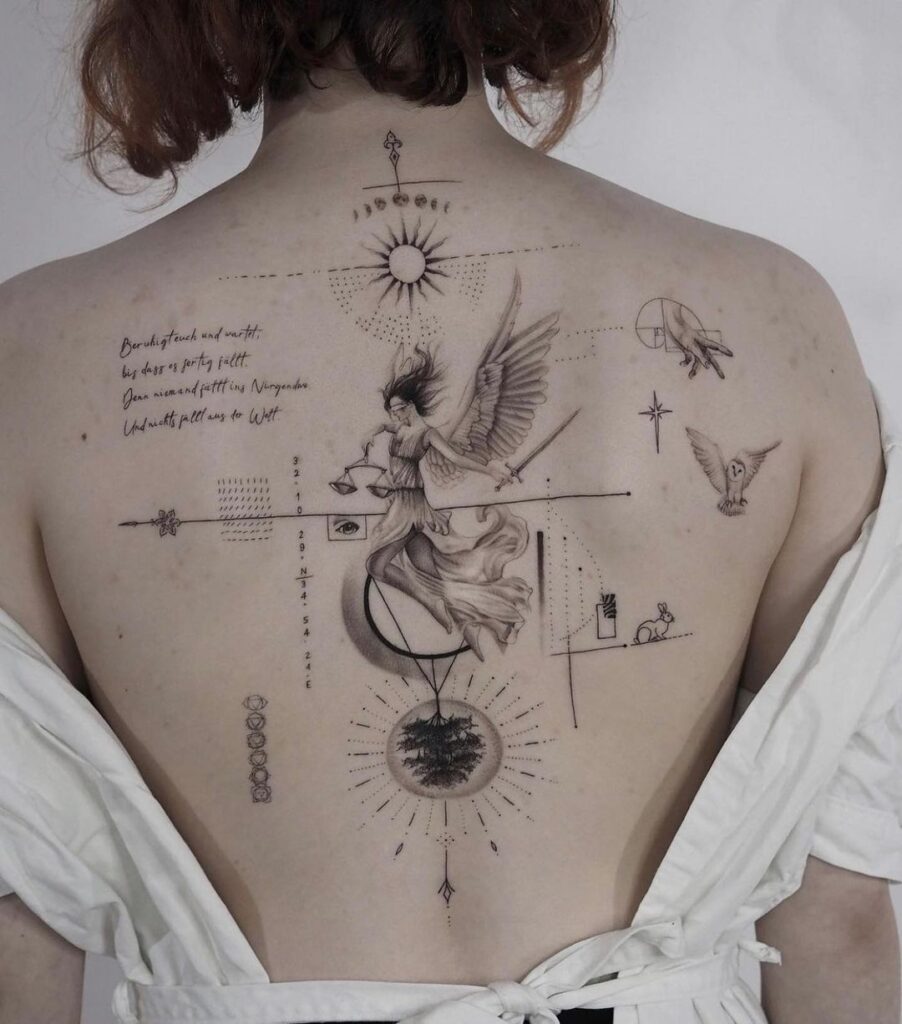 tatuaggio patchwork spirituale sulla schiena