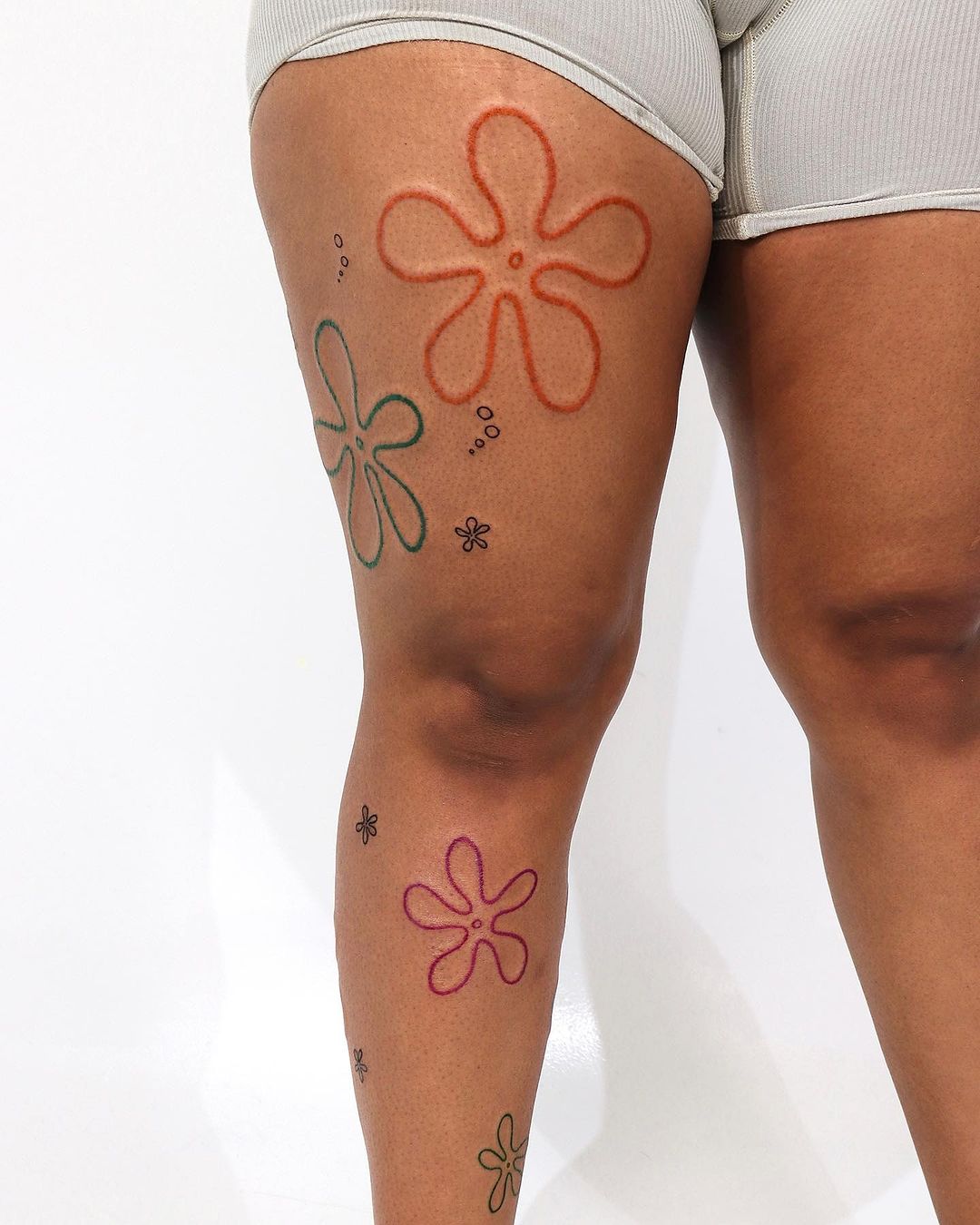 tatuagem de flores do Bob Esponja na perna