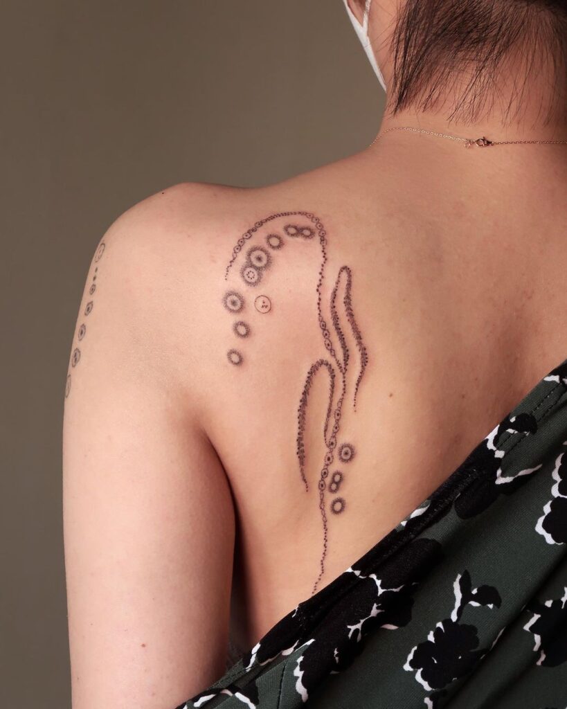 tatuaggio spirituale sulla schiena "sprouting seeds