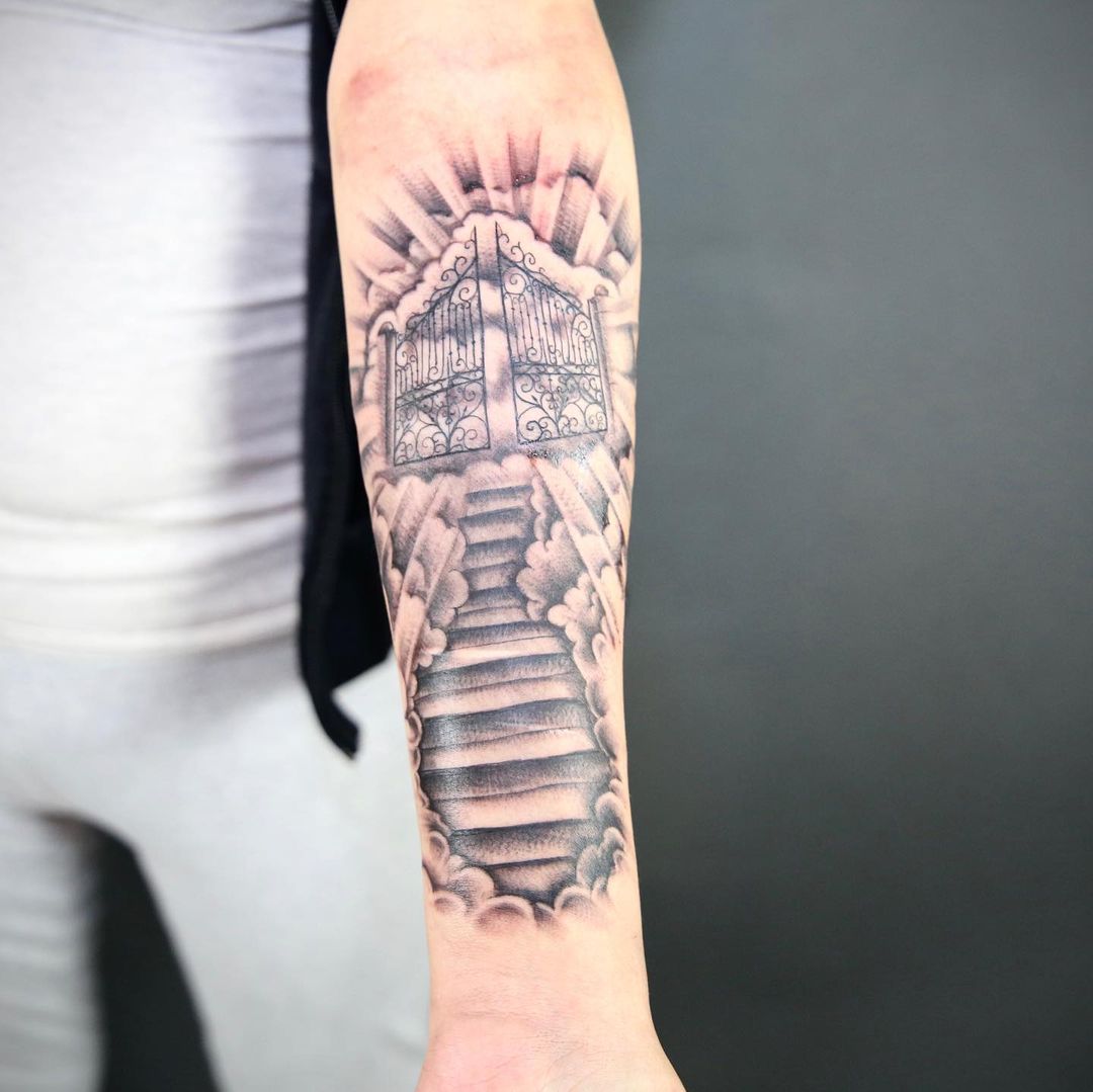 tatuaje de escalera al cielo en el antebrazo