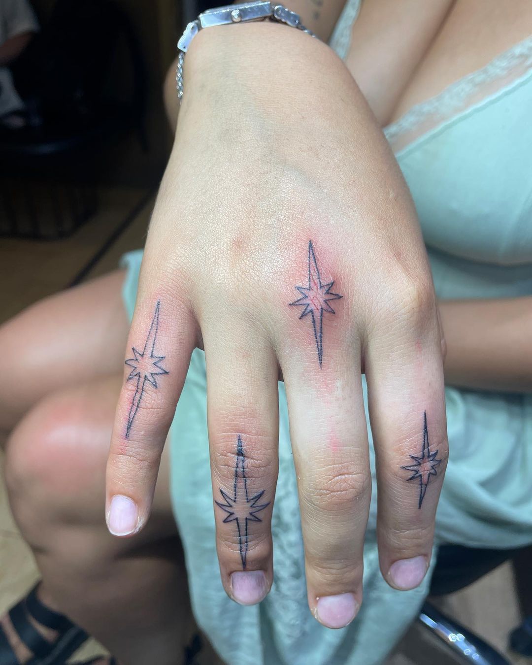 tatuajes de estrellas en los dedos