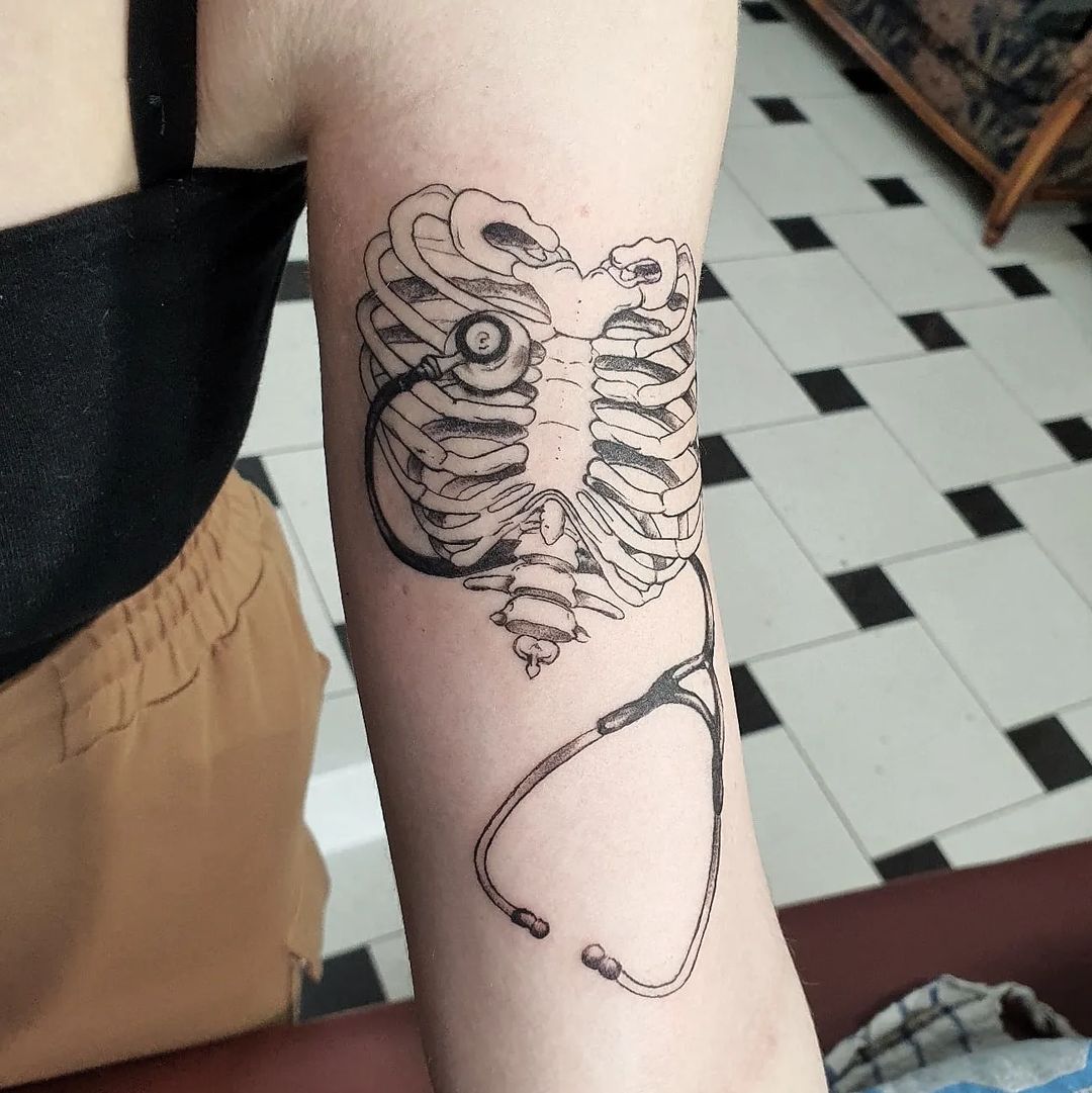 tatuaje de estetoscopio