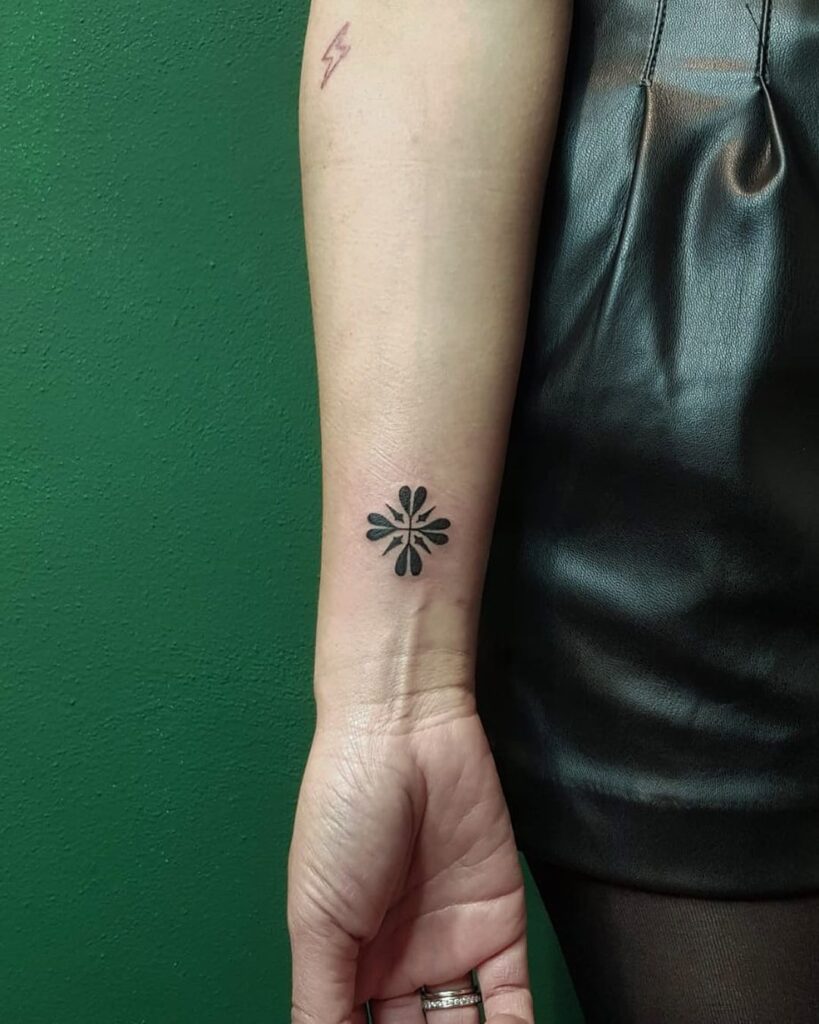el tatuaje del trébol de cuatro hojas en la muñeca