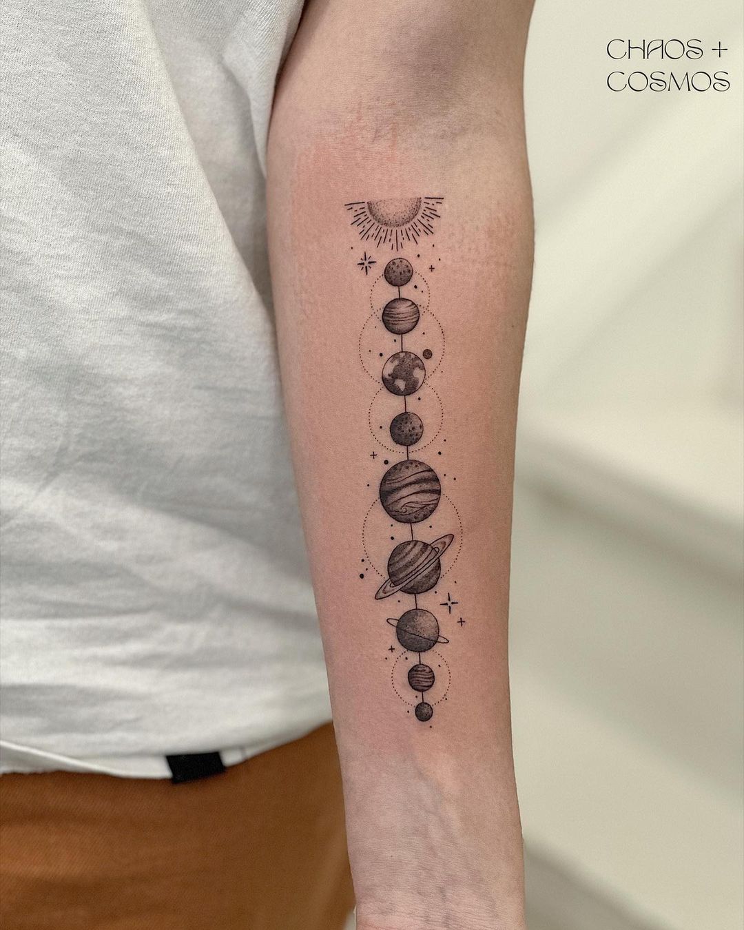 tatuagem do sol e dos planetas