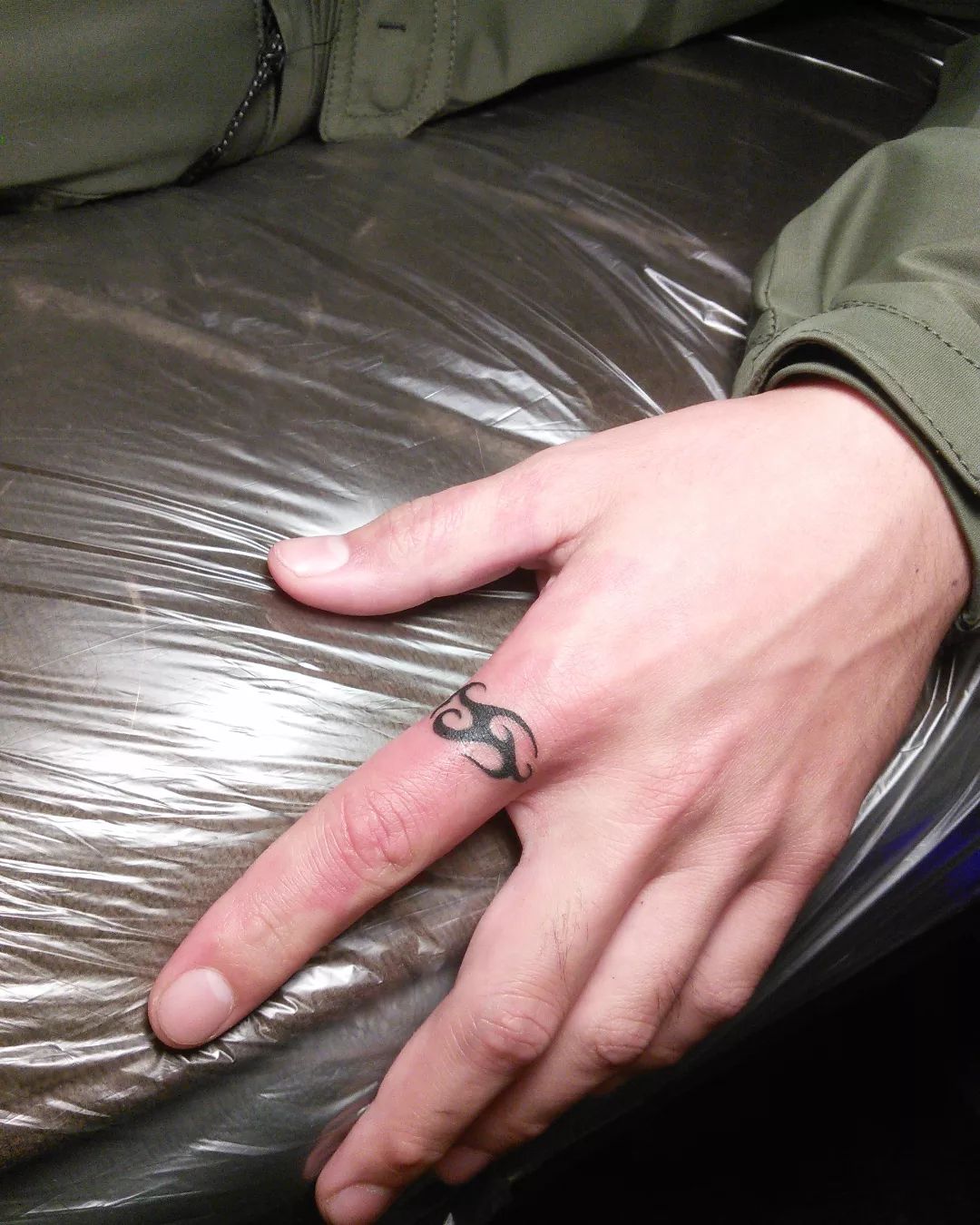 tatuaje tribal en el dedo