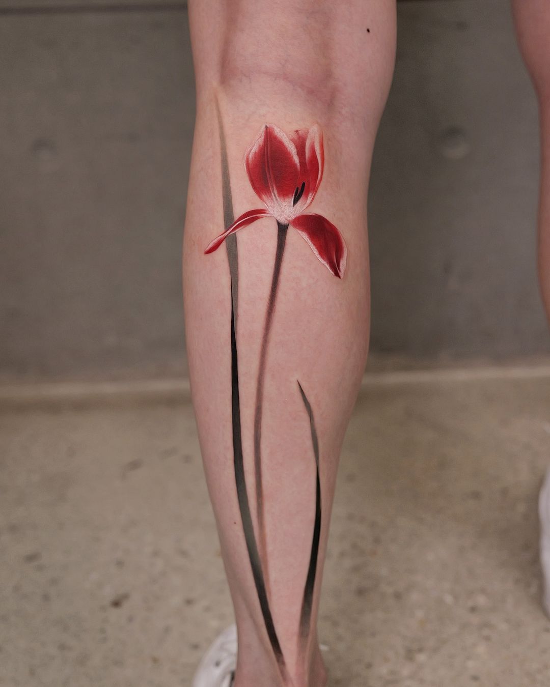 tatuagem de tulipa na perna