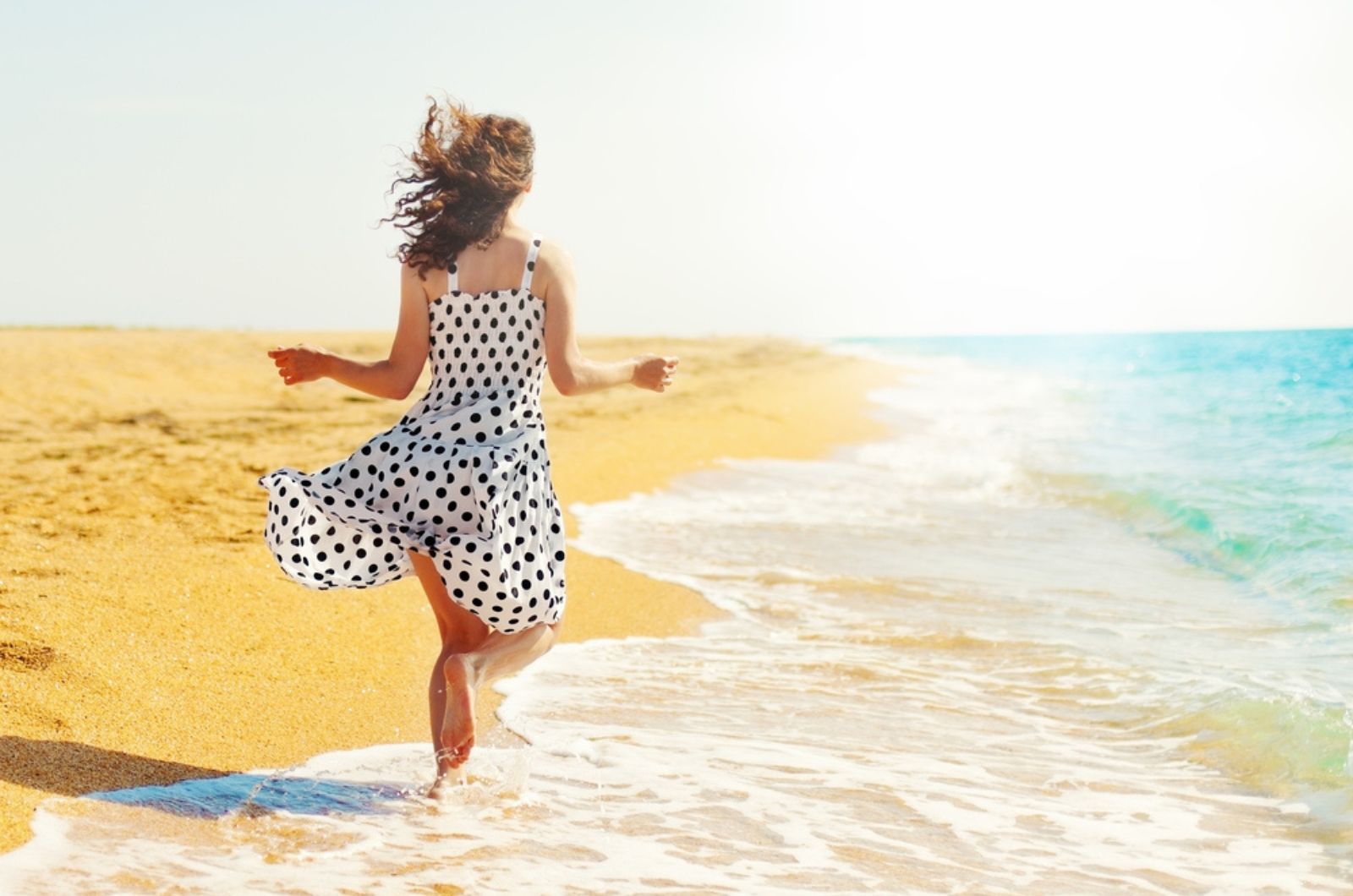 mulher a correr na praia