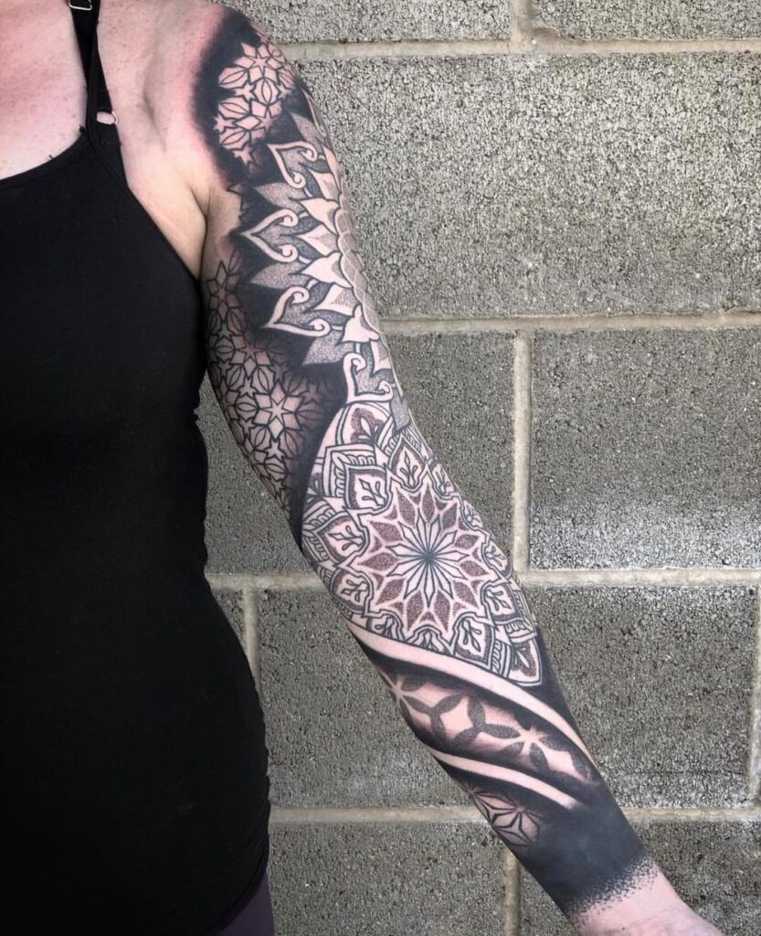 Manga de tatuaje mandala con sombreado de pimienta