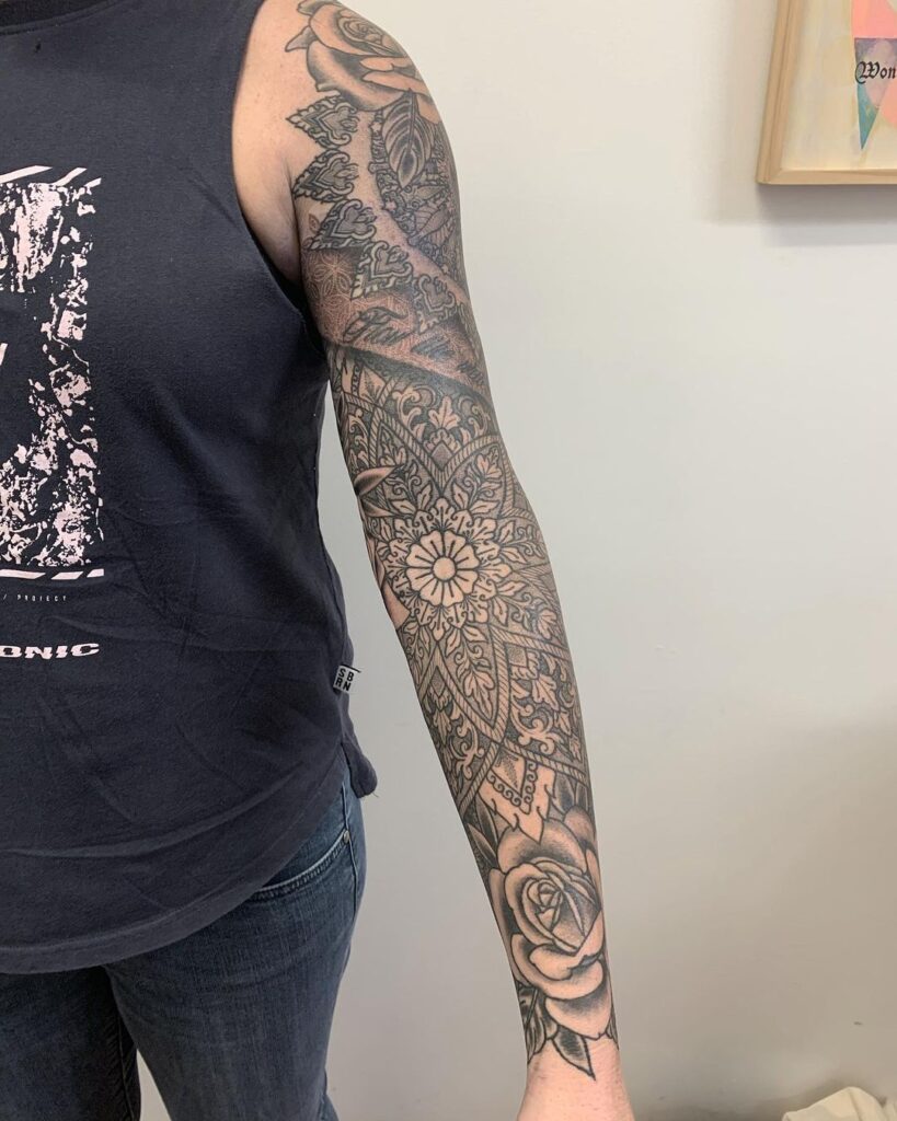 Tatuaje de manga con un mandala increíblemente detallado