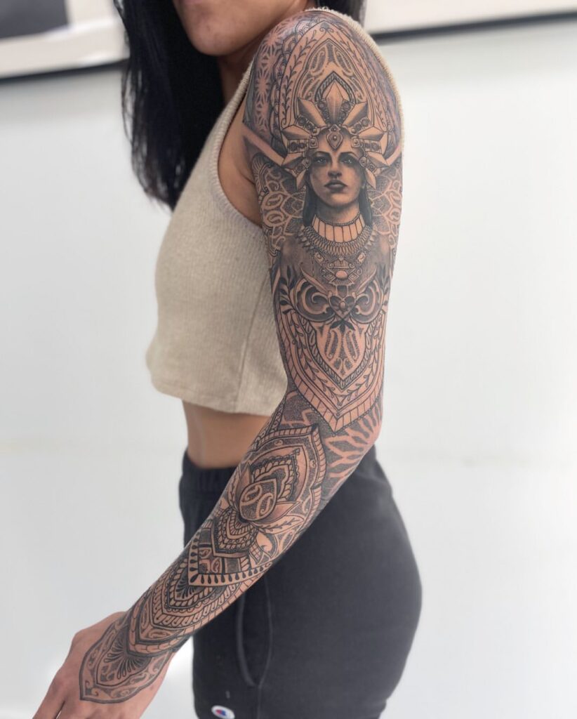 Tatuaje femenino y poderoso de mandala en la manga