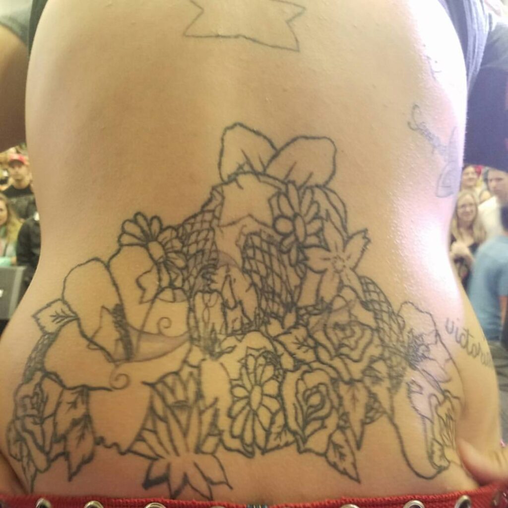 Tatuaggio di fiori... credo?