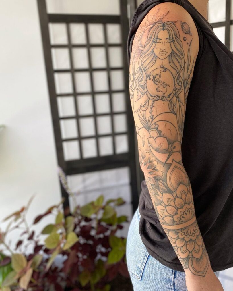 Elegante tatuaje de mandala en el brazo