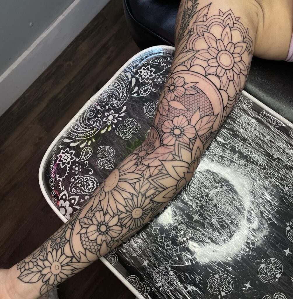 Manga de tatuaje con mandala floral