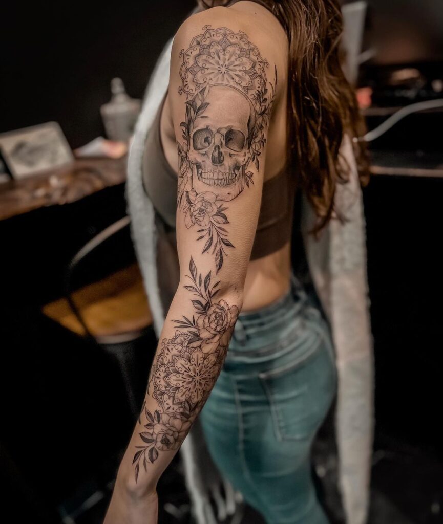 Tatuagem de mandala de caveira para o braço