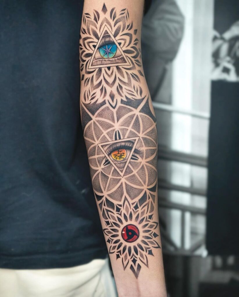 Manicotto del tatuaggio mandala con elementi spirituali