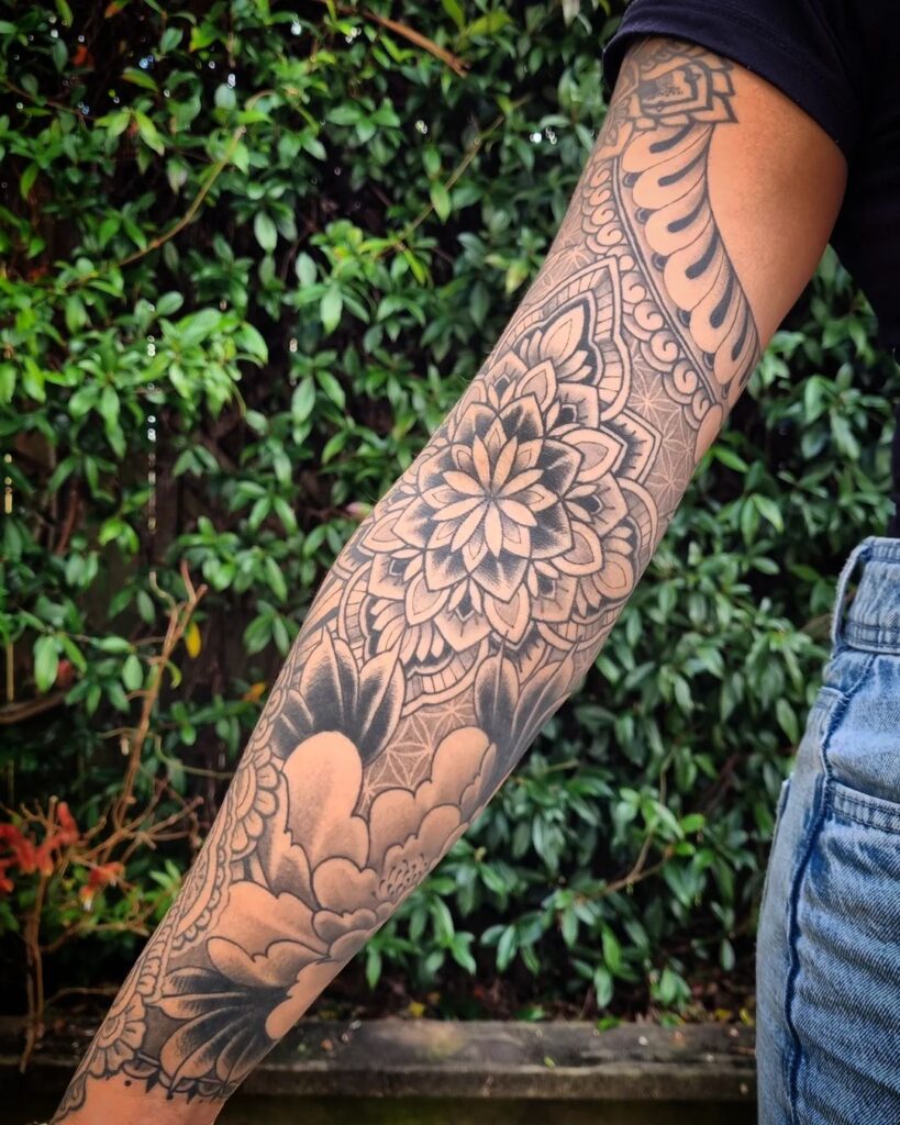 Tatuaggio mandala con peonie e motivi a stencil