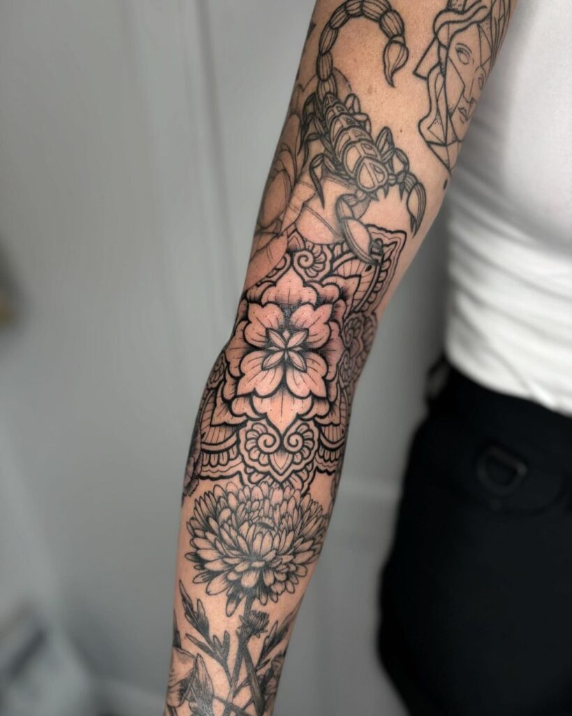 Tatuaggio Mandala combinato con altri disegni