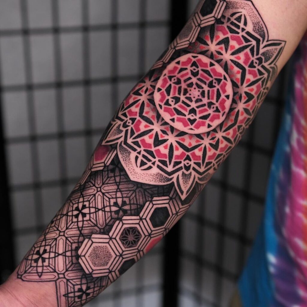 Tatuaje de mandala con detalles rojos