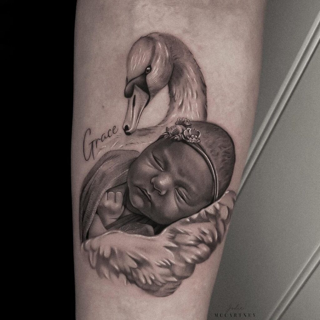 Tatuaje de bebé y cisne