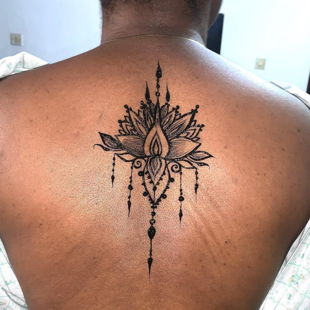 Tatuaje de loto con henna negra