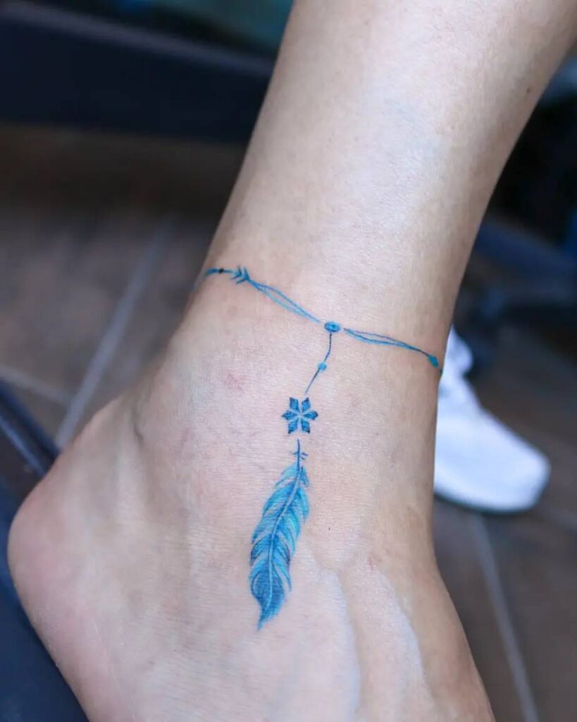 Tatuaje de tobillera de plumas azules