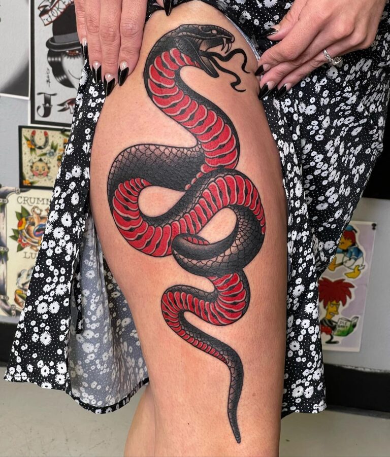 Atrevido tatuaje de serpiente