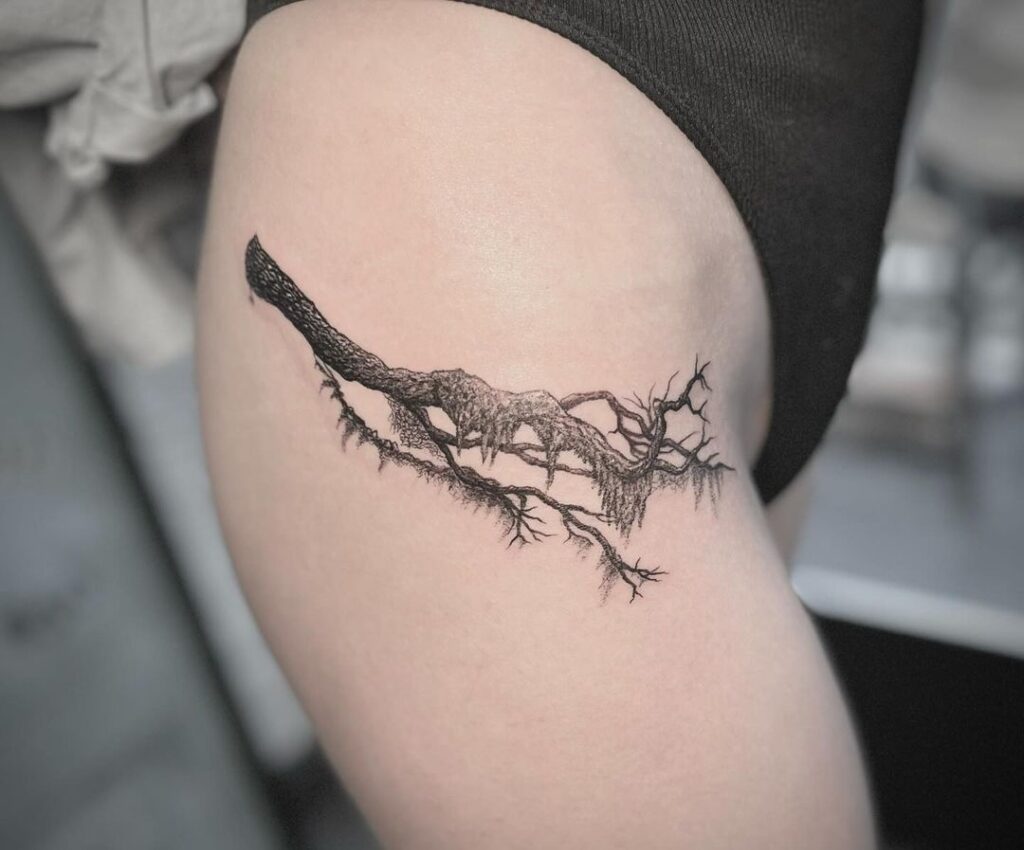 Tatuaggio dell'anca con ramo