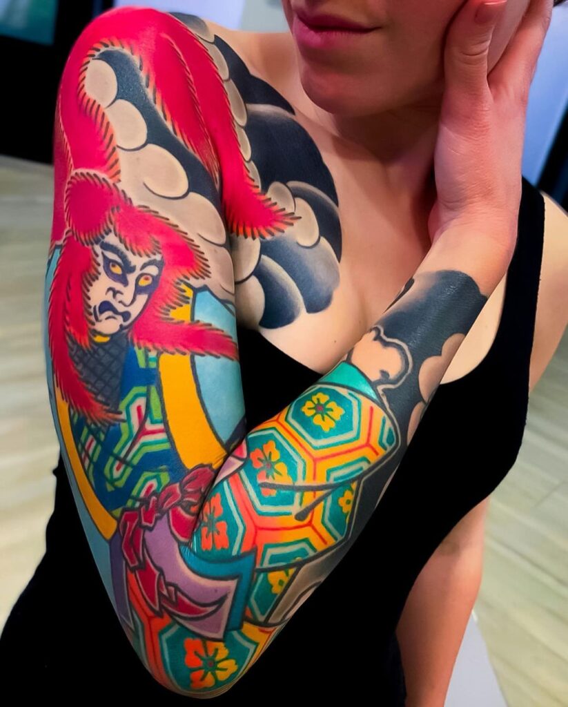 Tatuagem japonesa de manga com cores vivas