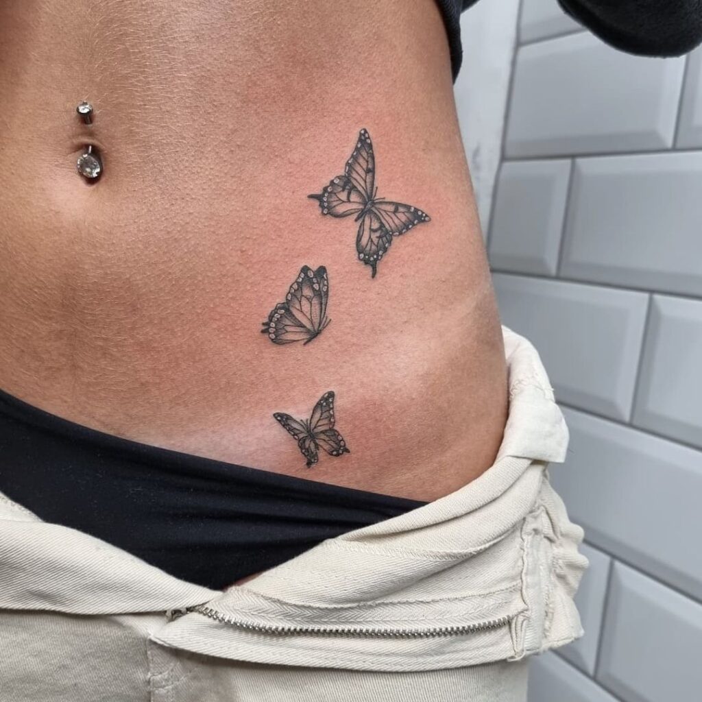 Tatuaggio dell'anca con farfalle