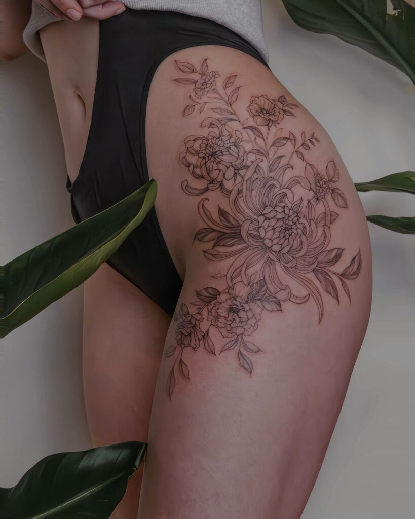 Tatuaggio per l'anca Chrysanthemum Fine Line