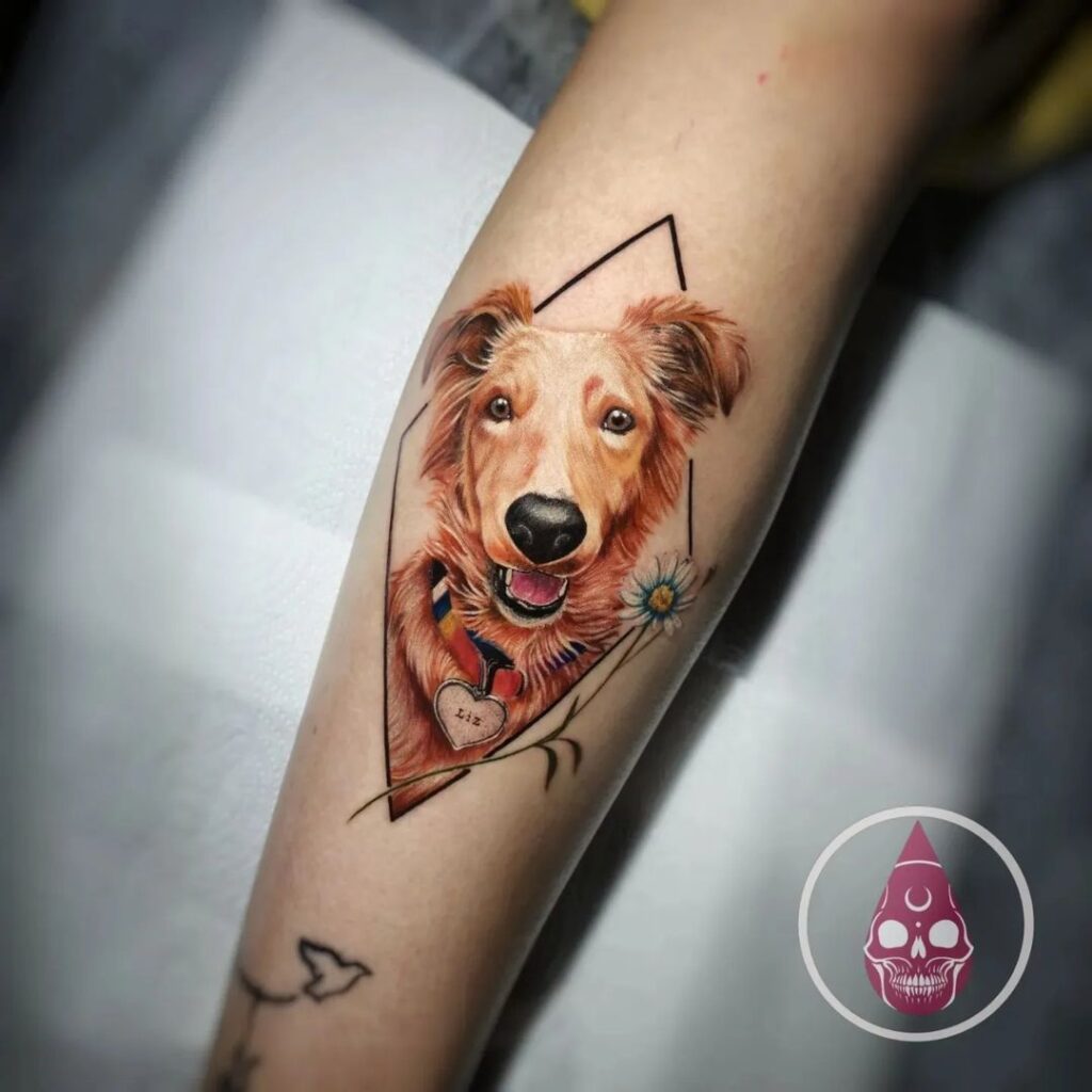 Colorido tatuaje de retrato de perro