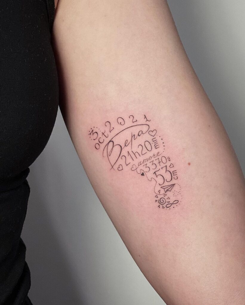 Tatuaggio creativo dei dettagli della nascita del bambino