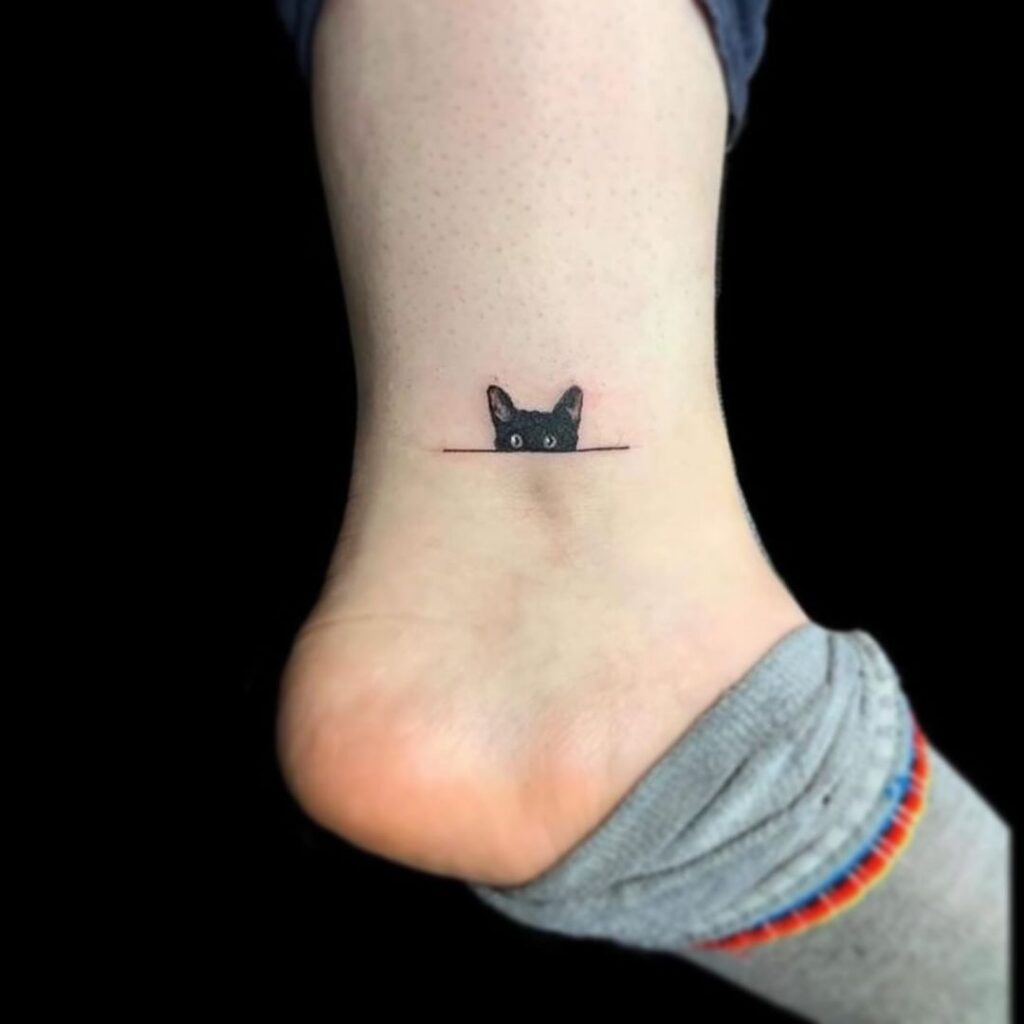 Tatuaggio di gamba di gatto carino