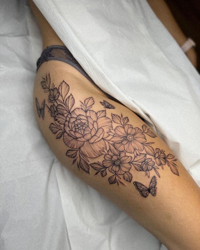 Tatuagem floral na anca