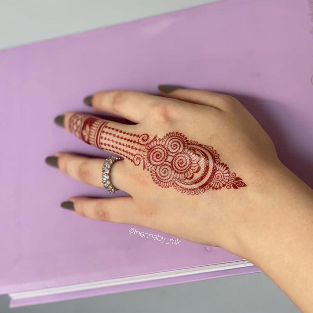 Tatuagem de hena com padrão floral vermelho