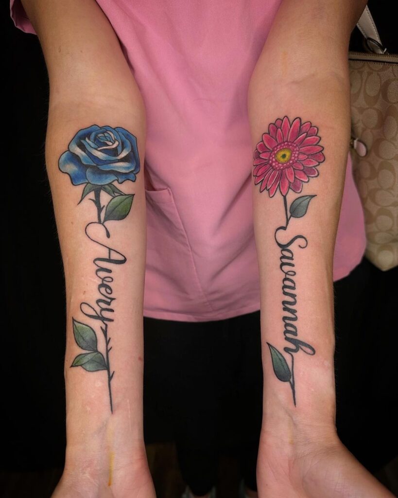 Tatuagem de flores e nomes