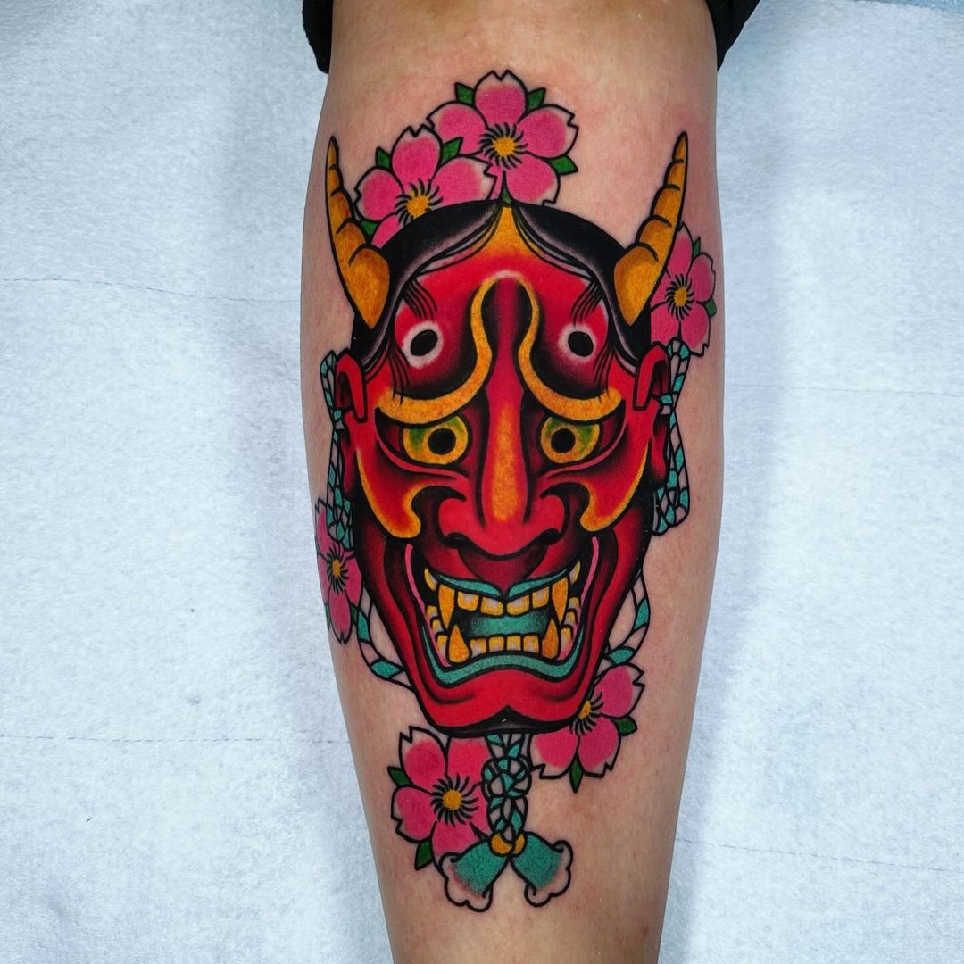 Tatuaggio della gamba con maschera Hannya