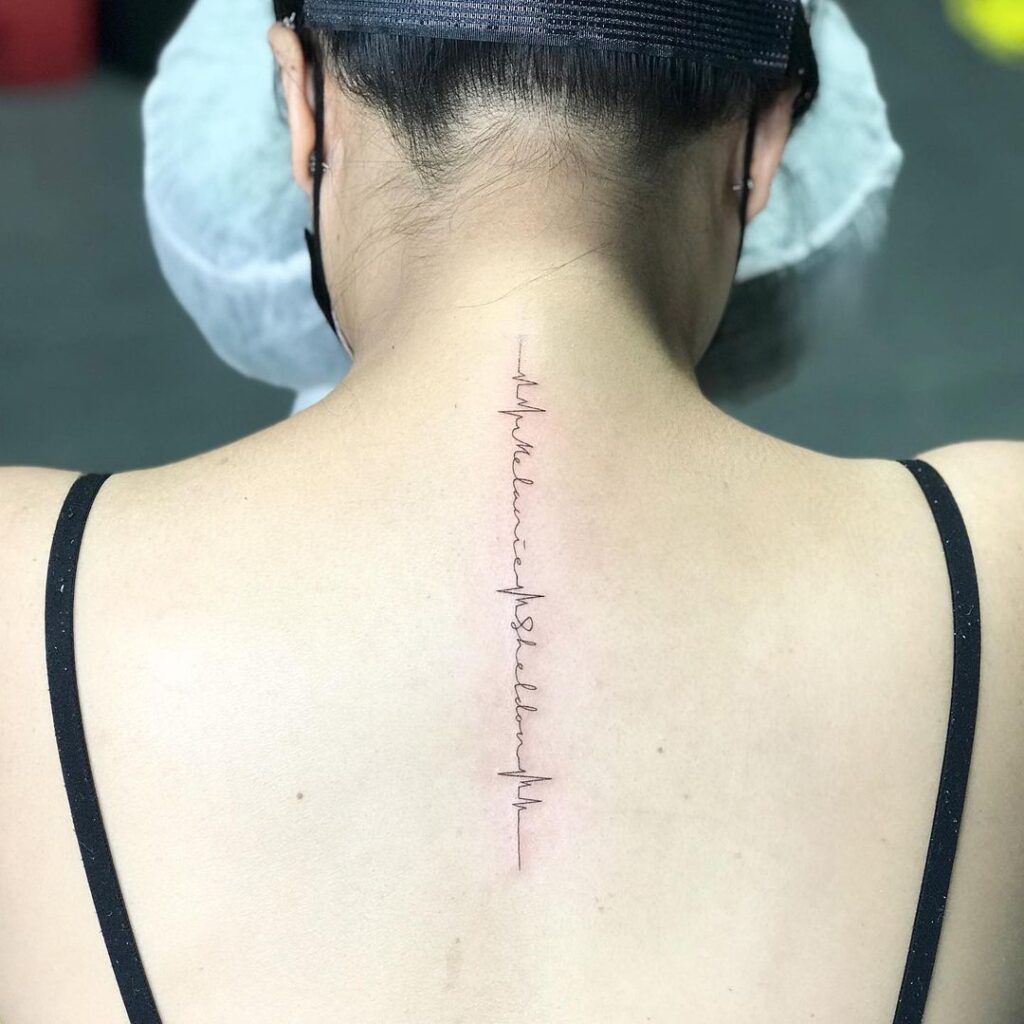 Tatuaje de nombres de corazones