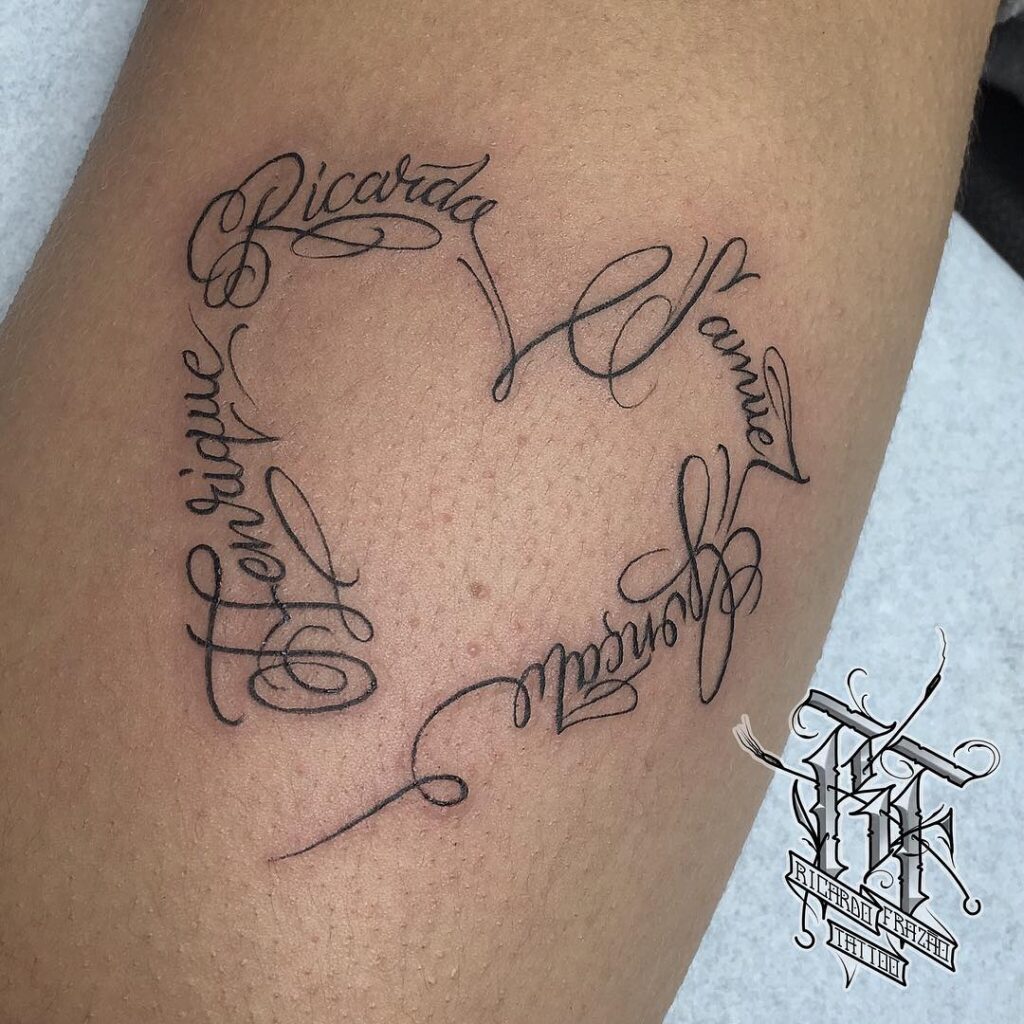 Tatuaje de nombres en forma de corazón