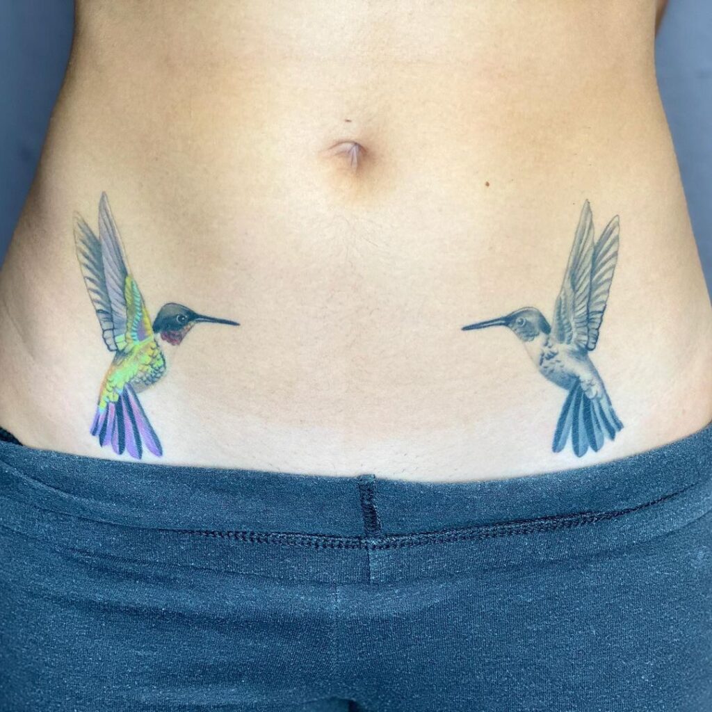 Disegno del tatuaggio dell'anca con colibrì