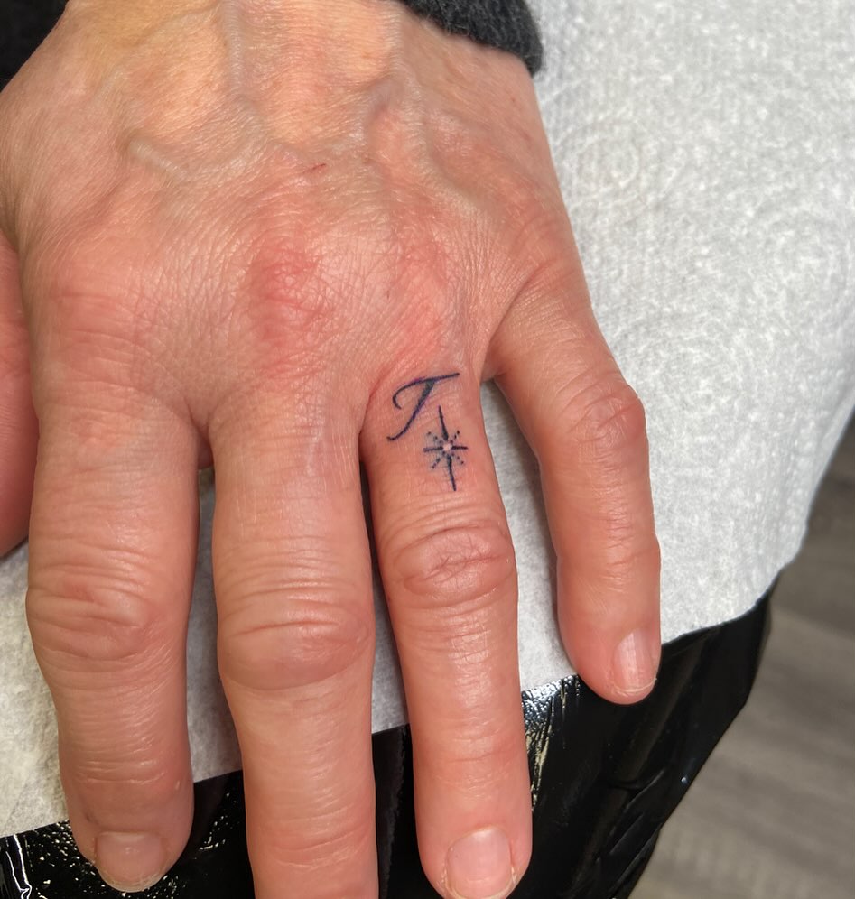 Anel de tatuagem com iniciais e uma estrela