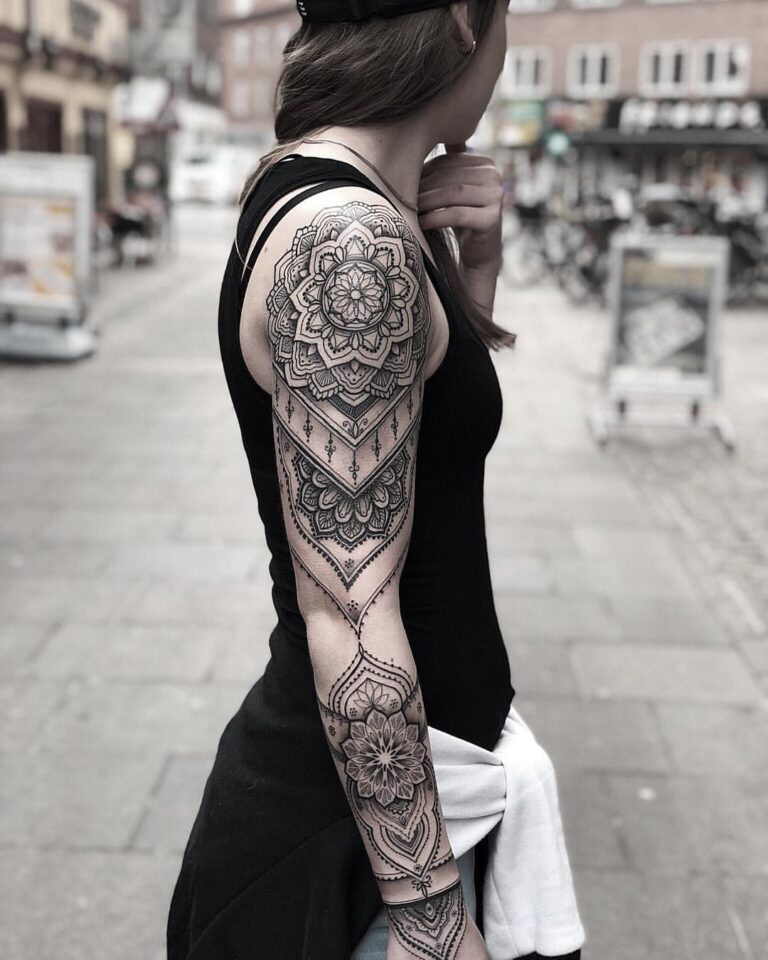 Manga de tatuagem de mandala intrincada