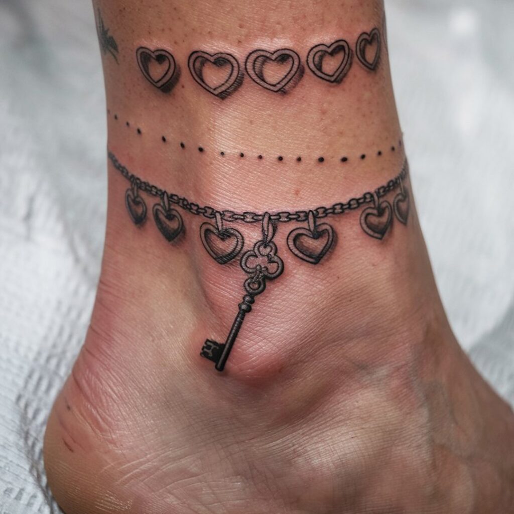 Tatuaje de tobillera con llave